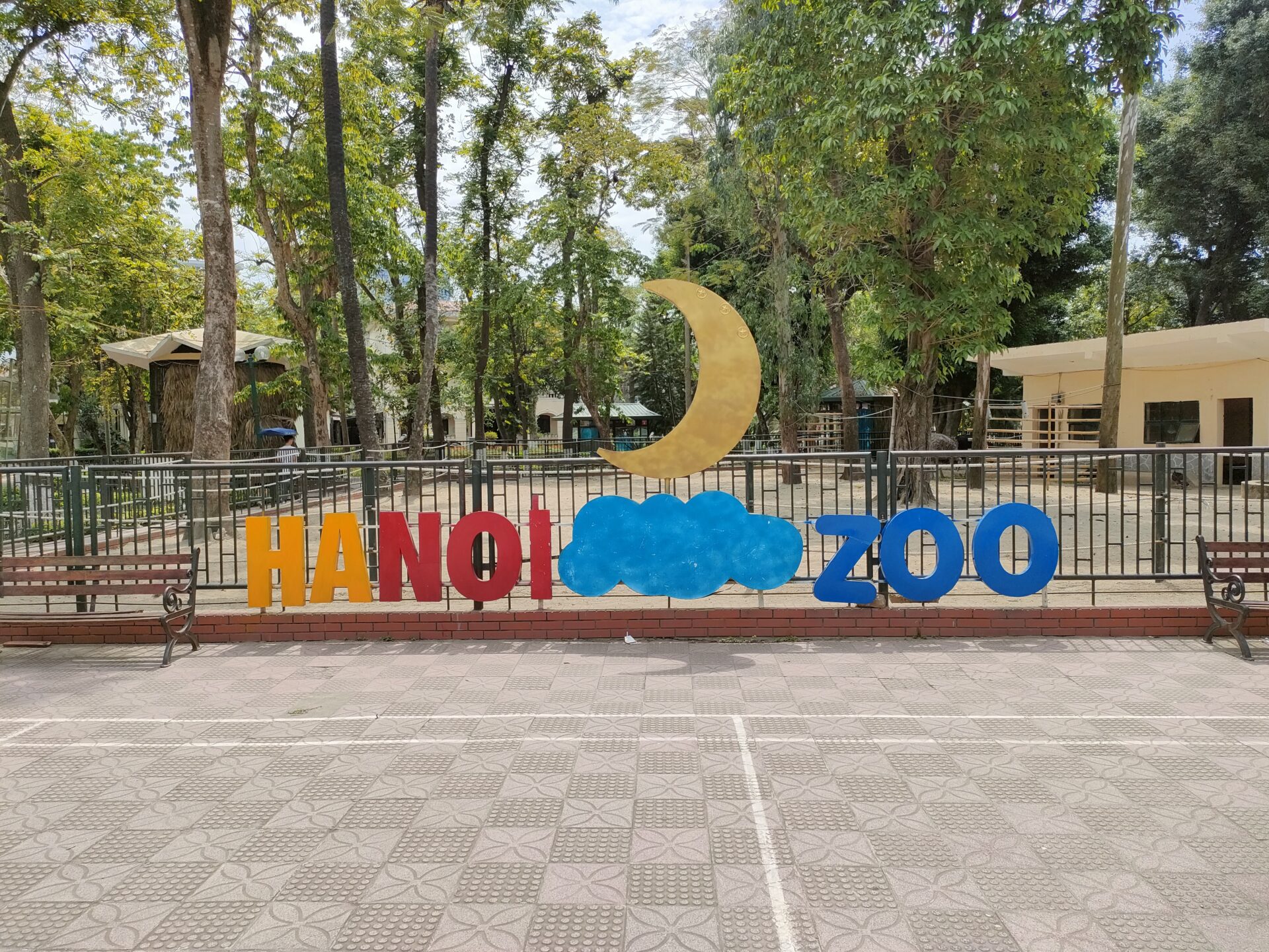 ハノイ動物園のダチョウエリア